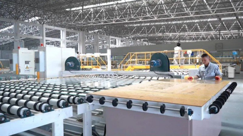 江西彩虹光伏：假期“不打烊” 企业生产忙